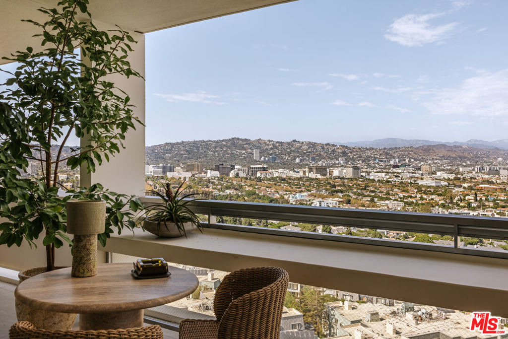 2220 Avenue Of The Stars - Photo 2