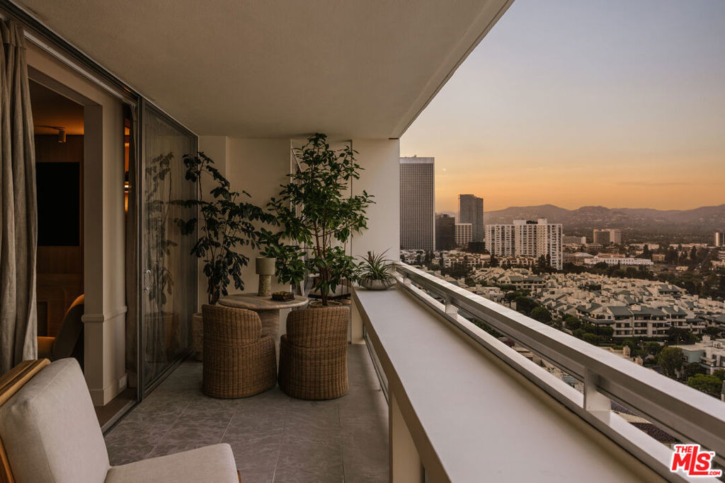 2220 Avenue Of The Stars - Photo 18
