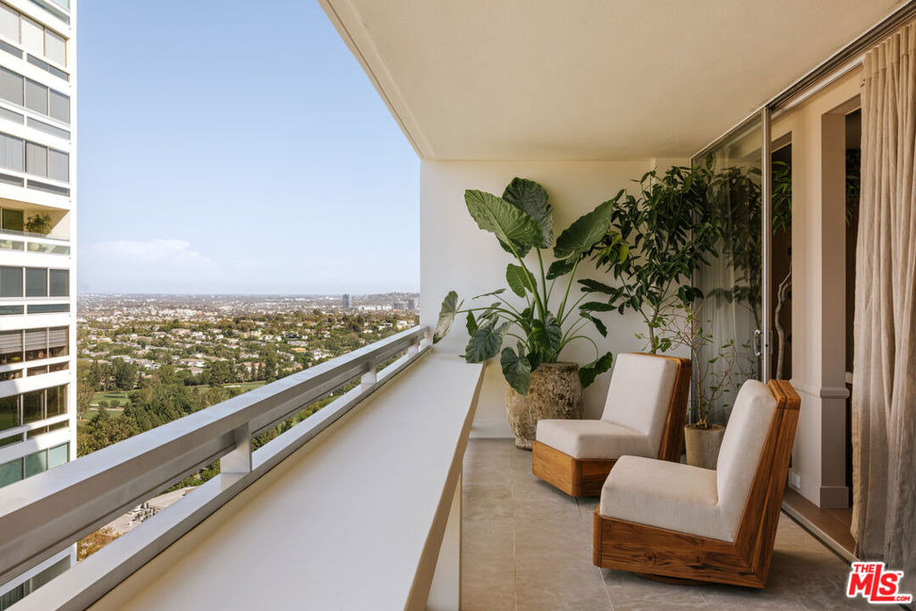 2220 Avenue Of The Stars - Photo 17