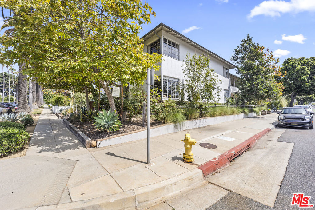 1807 Montana Ave - Photo 1