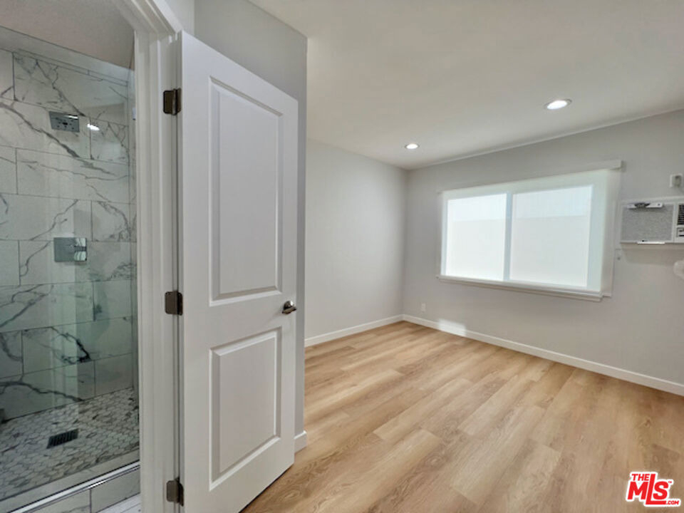 901 S Barrington Avenue - Photo 16