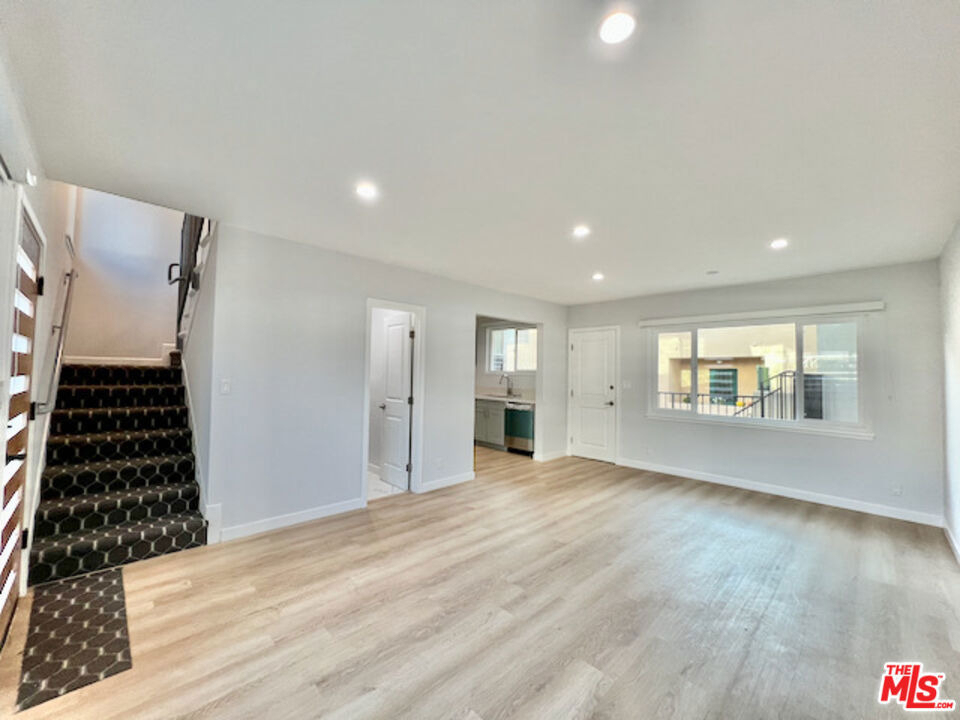 901 S Barrington Avenue - Photo 12