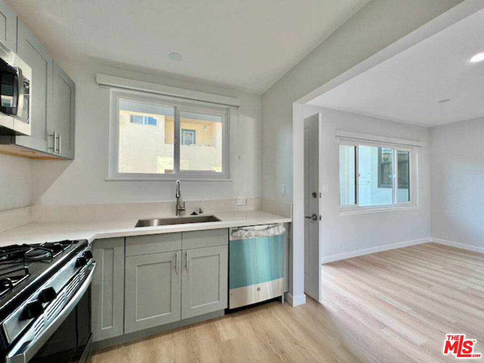901 S Barrington Avenue - Photo 8