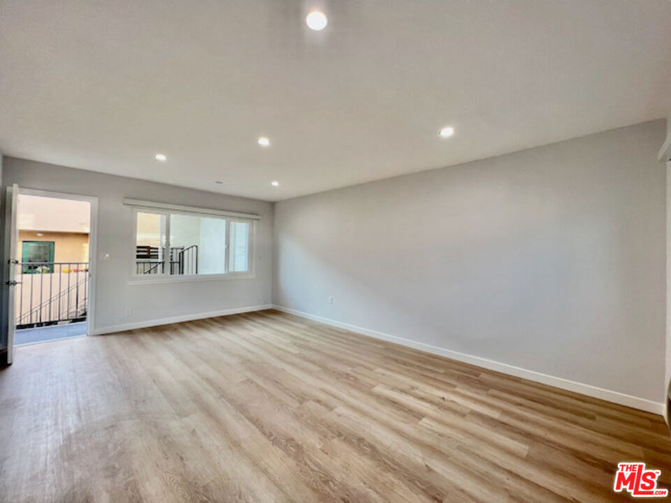 901 S Barrington Avenue - Photo 21