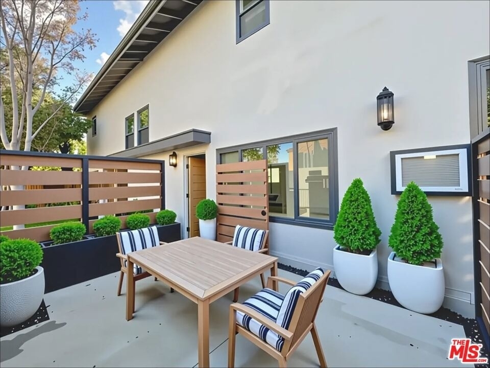 901 S Barrington Avenue - Photo 0