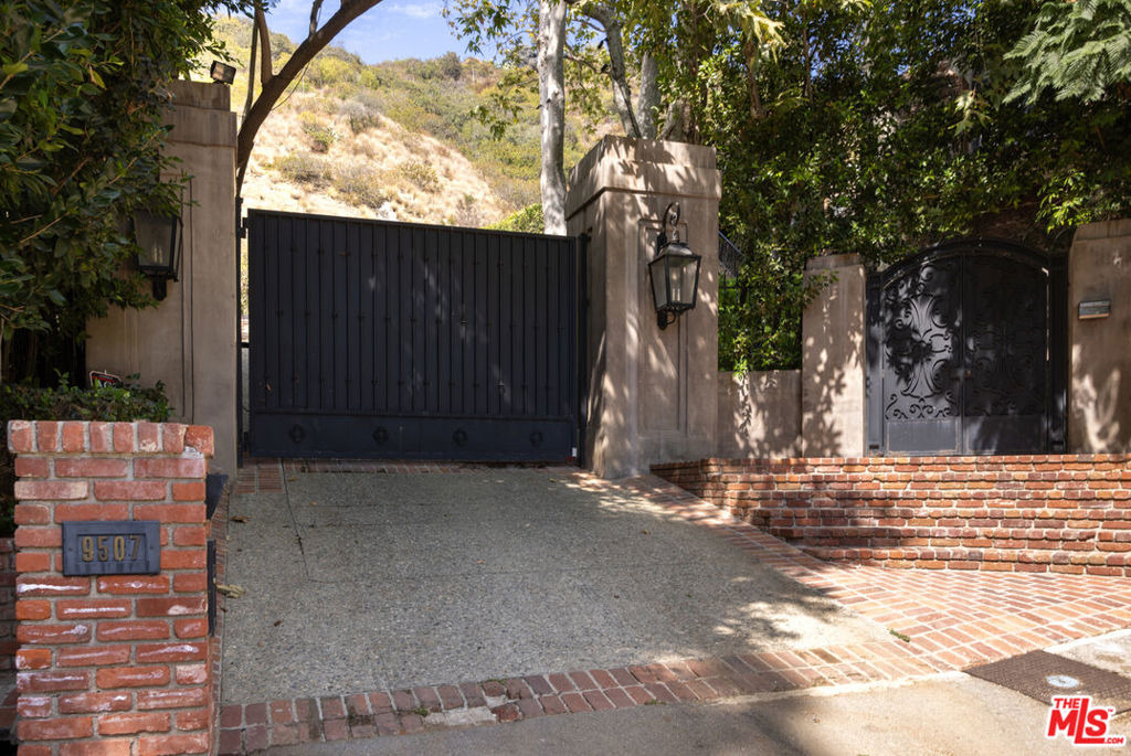 9507 Heather Road - Photo 1