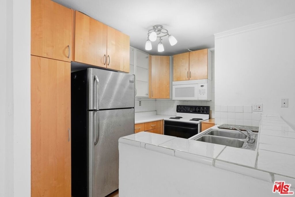 1885 Veteran Avenue - Photo 1