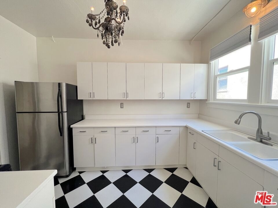 2011 N Vermont Avenue - Photo 5