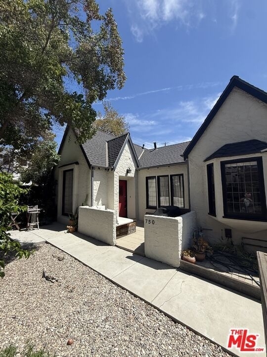 750 N Martel Avenue - Photo 0