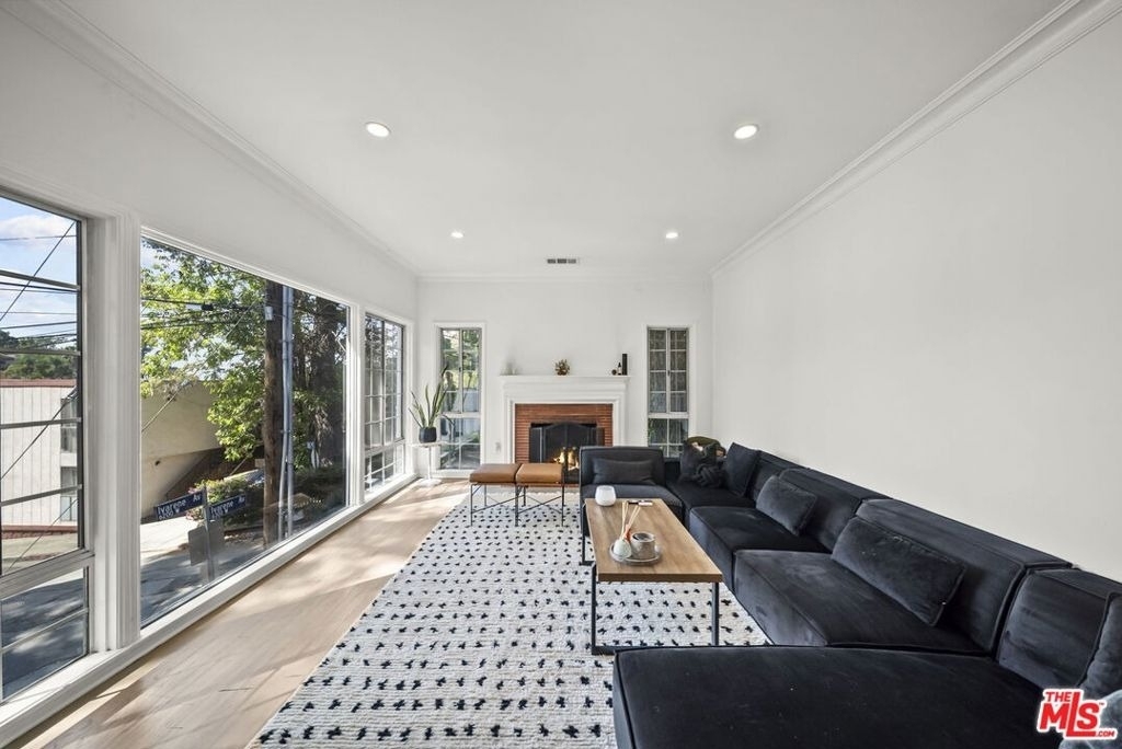 6295 Ivarene Avenue - Photo 10