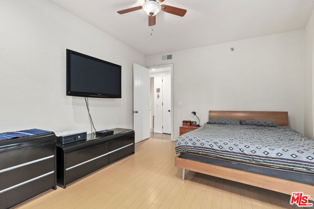 4230 Stansbury Avenue - Photo 18