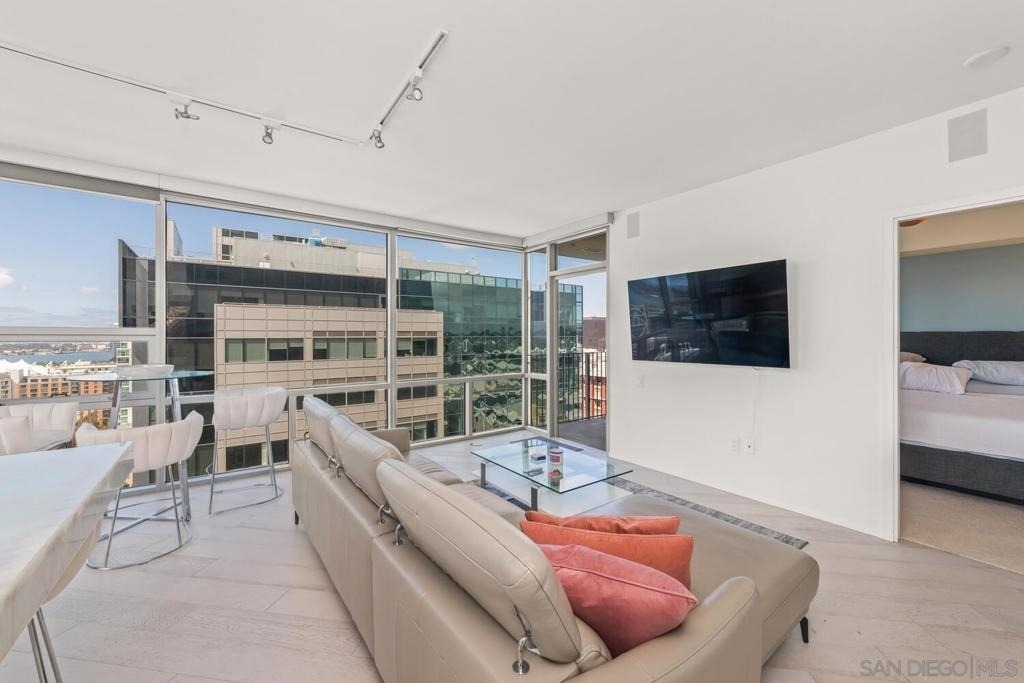321 10th Ave - Photo 4