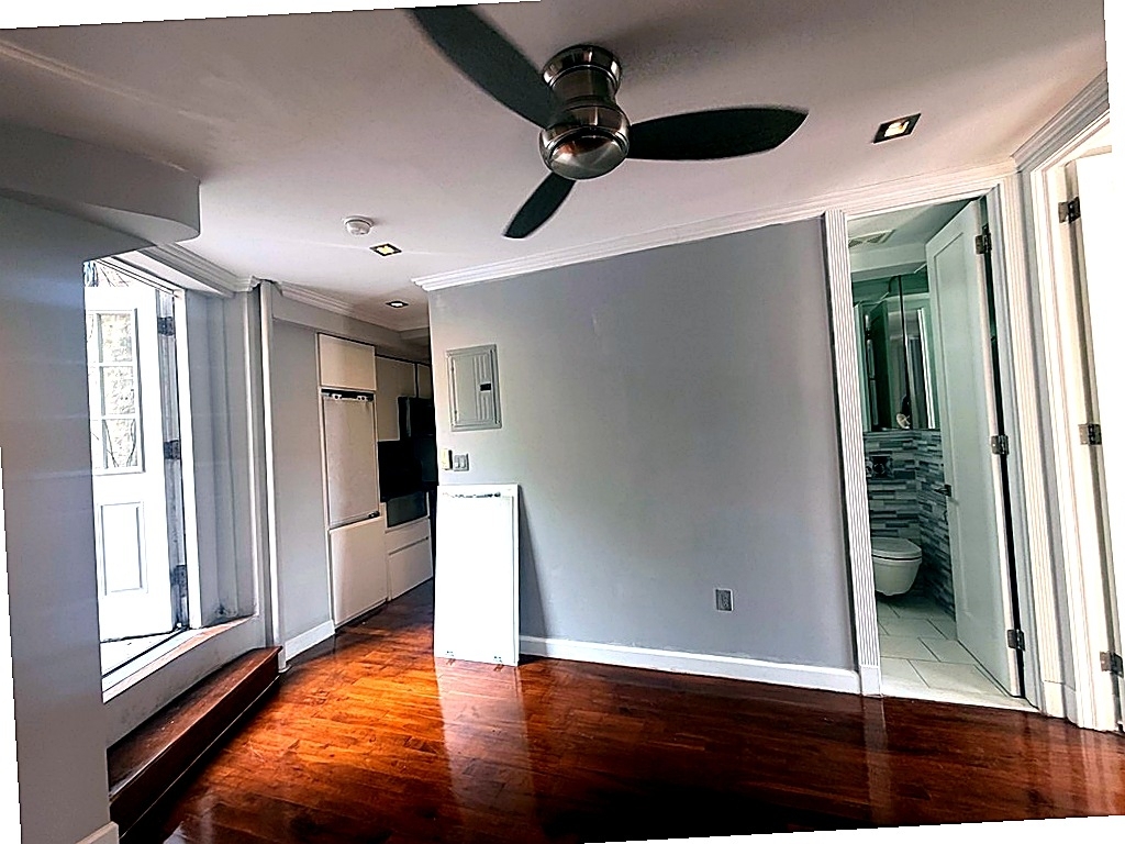 Second Avenue — 3 Bed - Photo 8