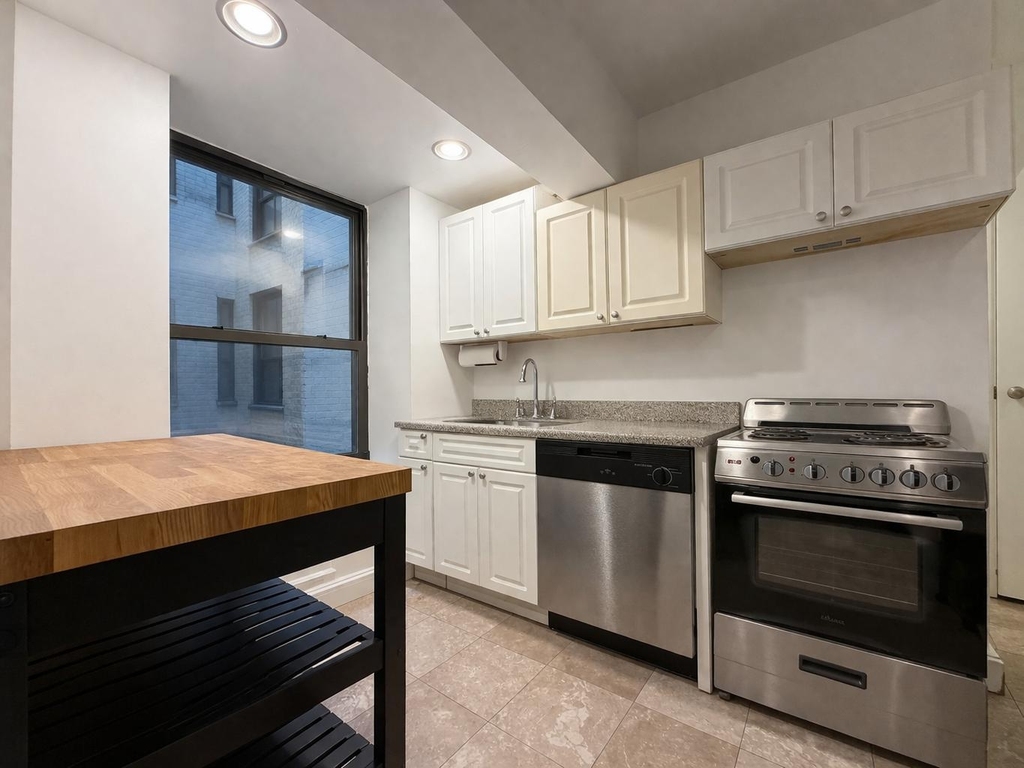 29 West 12th Street - Photo 2