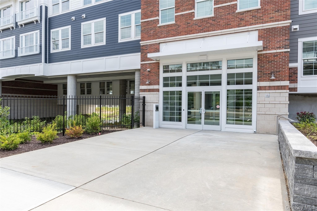 75 E Hoffman Avenue - Photo 2