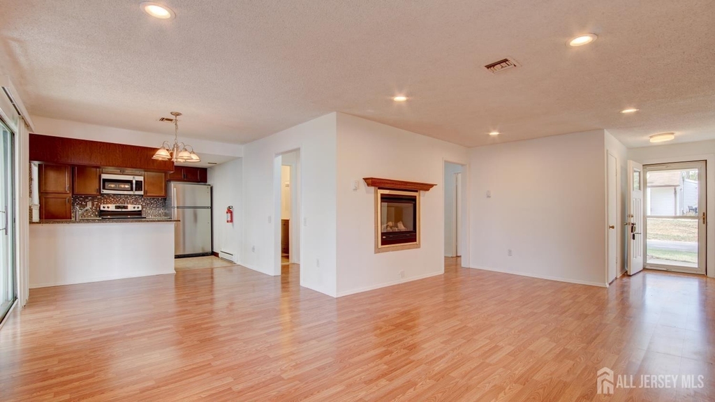 94 Salix Plaza - Photo 5