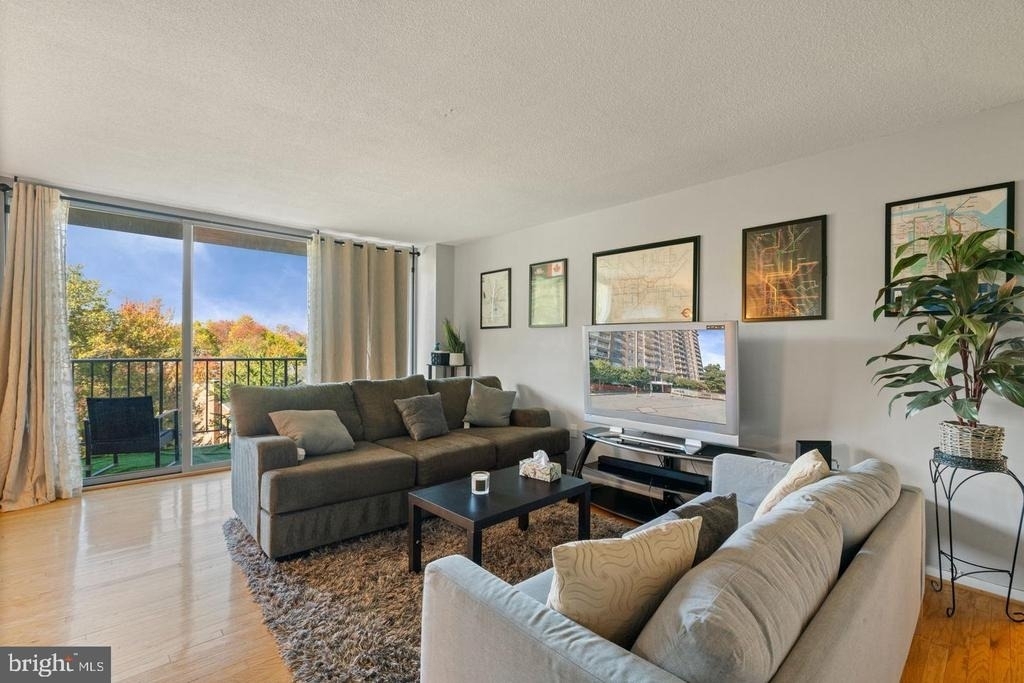 2059 Huntington Avenue - Photo 6