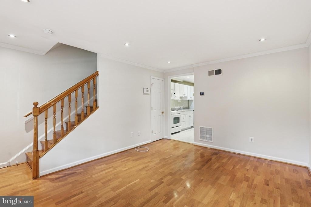 627 N Alfred Street N - Photo 2