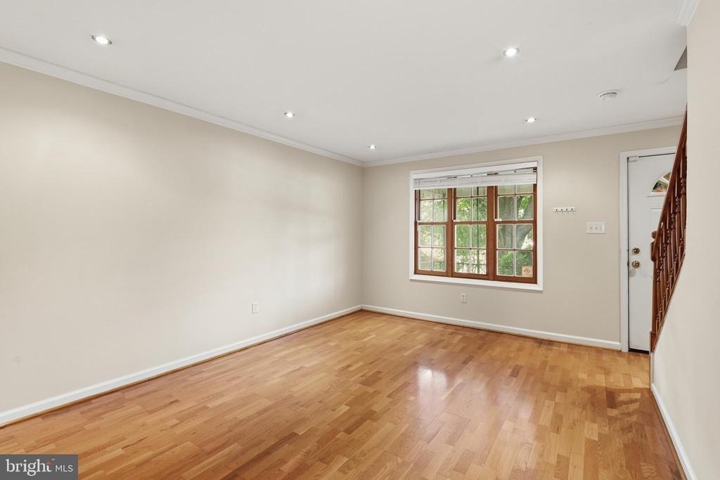 627 N Alfred Street N - Photo 5