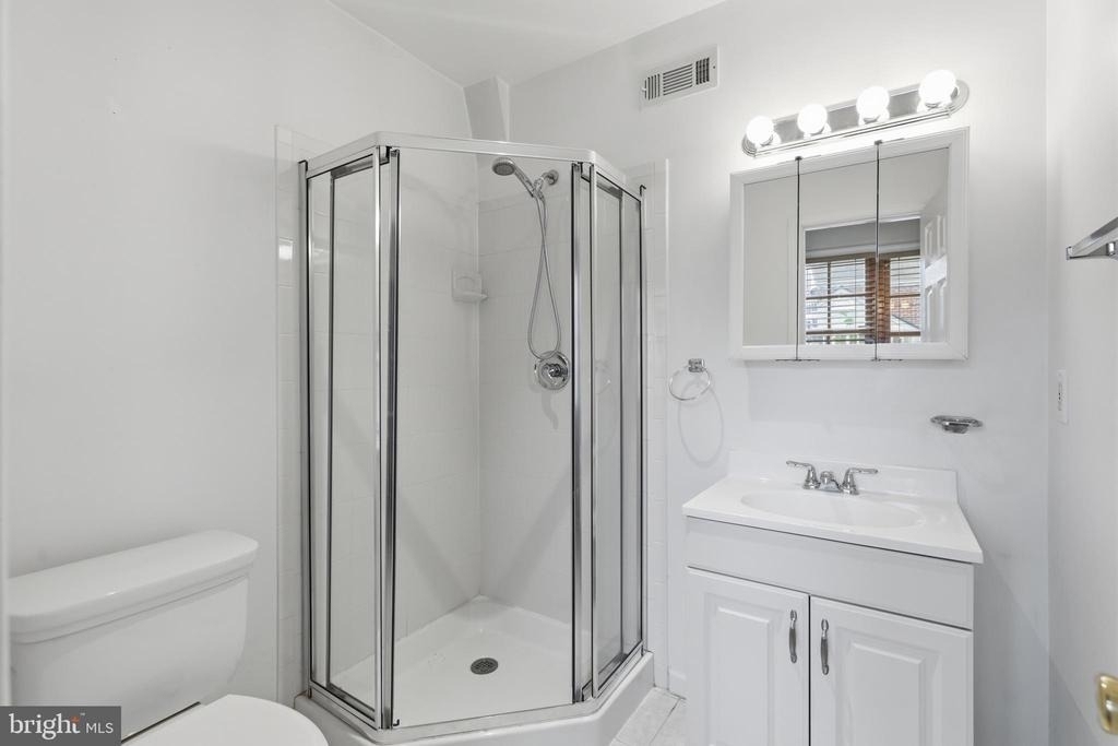 627 N Alfred Street N - Photo 13