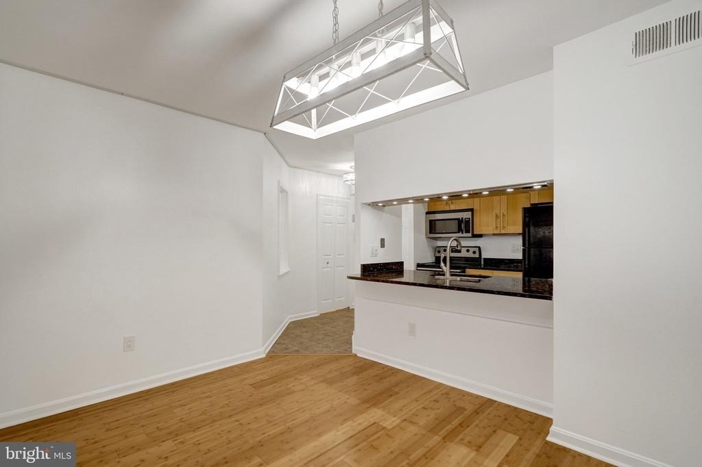 1029 N Stuart Street N - Photo 9