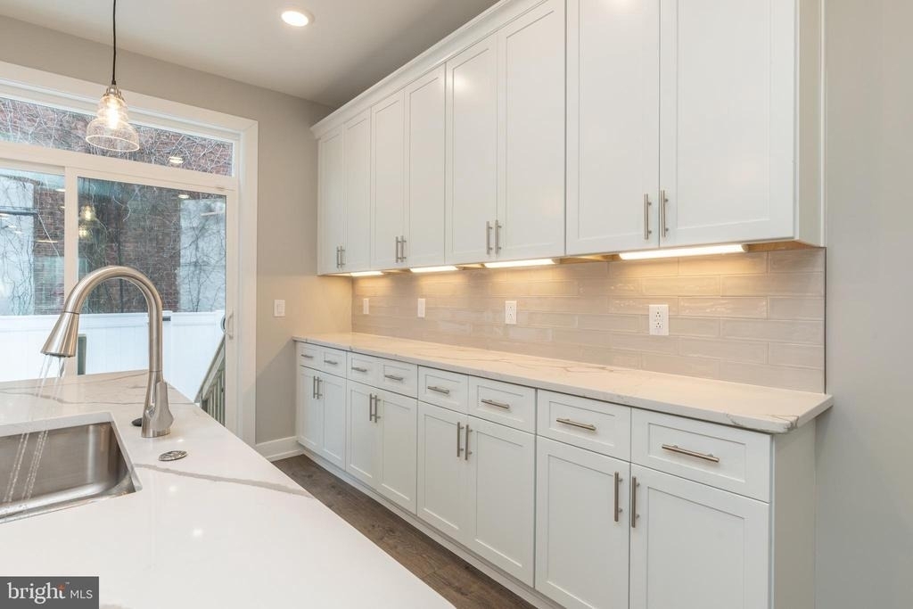 143 W Huntingdon Street - Photo 3