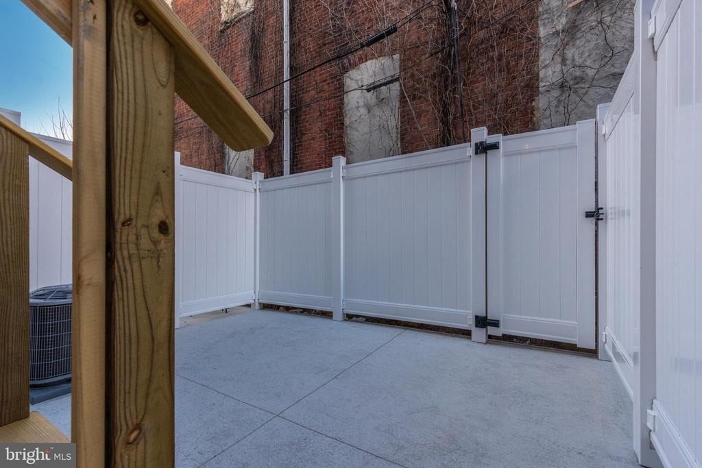 143 W Huntingdon Street - Photo 18
