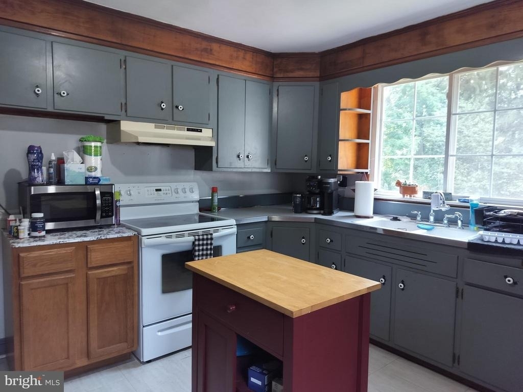 2100 Oaklyn Road - Photo 1