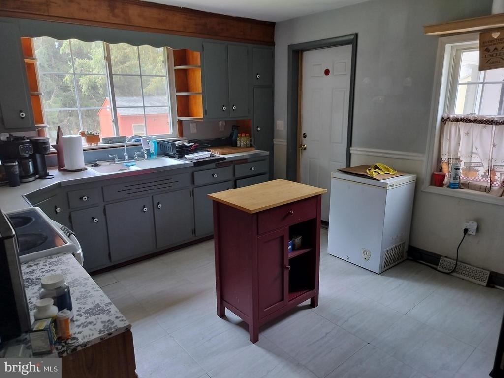 2100 Oaklyn Road - Photo 2