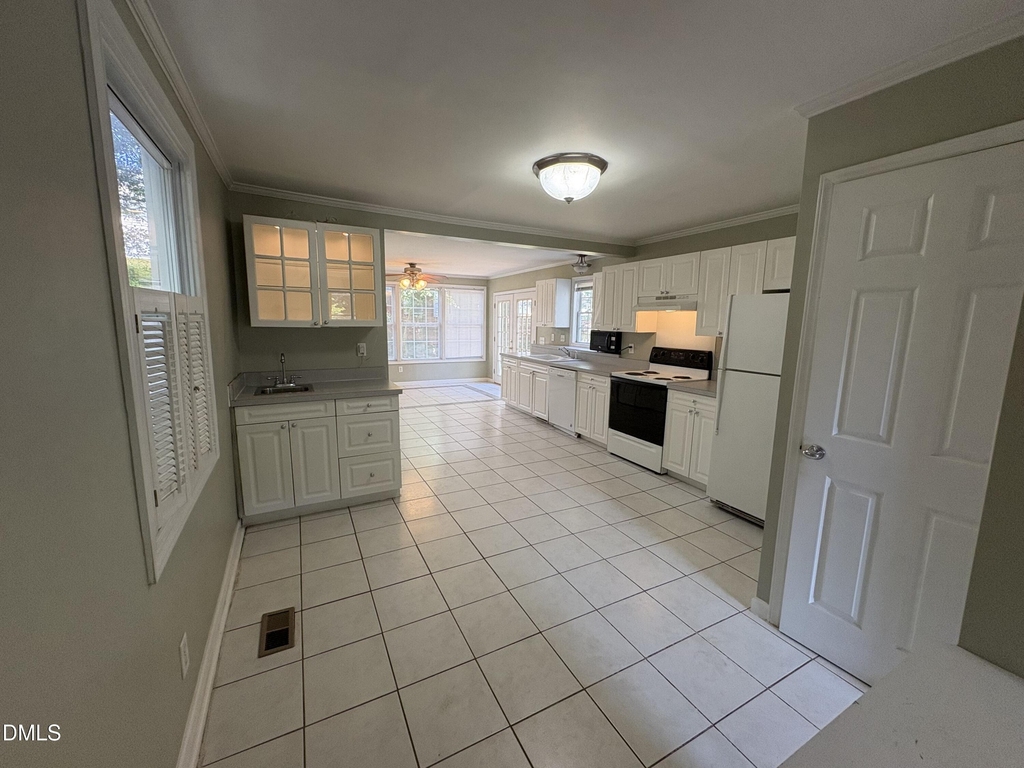 727 New Road - Photo 3