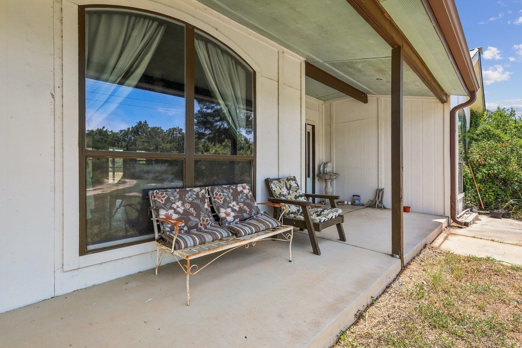 286 Simpson Ave - Photo 2