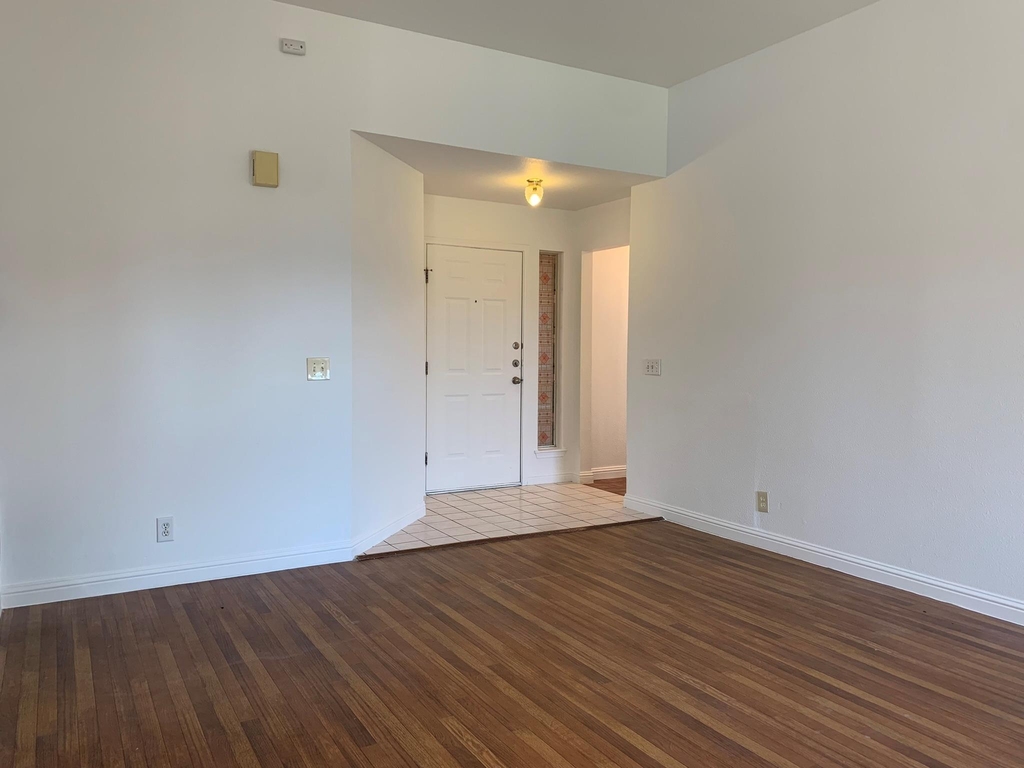 210 Evergreen Cir - Photo 2