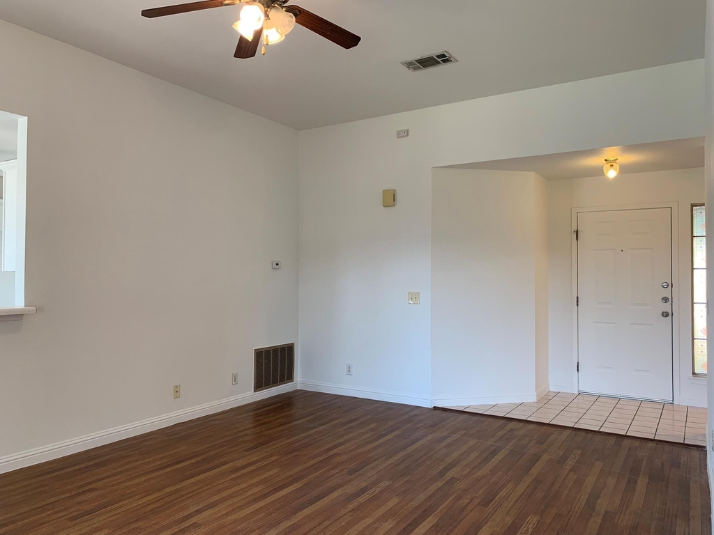 210 Evergreen Cir - Photo 3