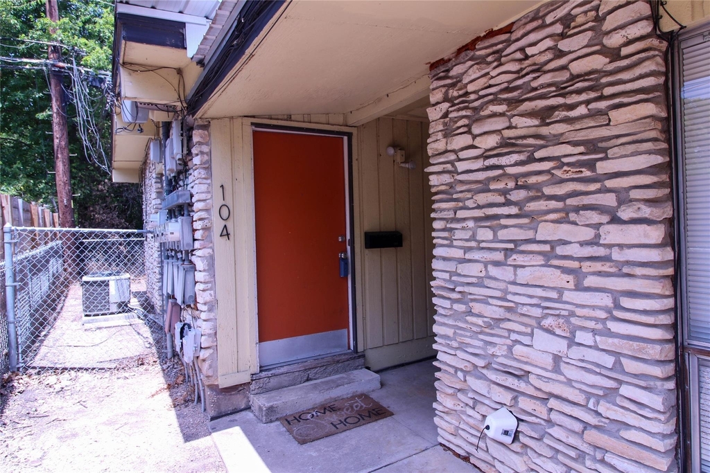 300 Franklin Blvd - Photo 1