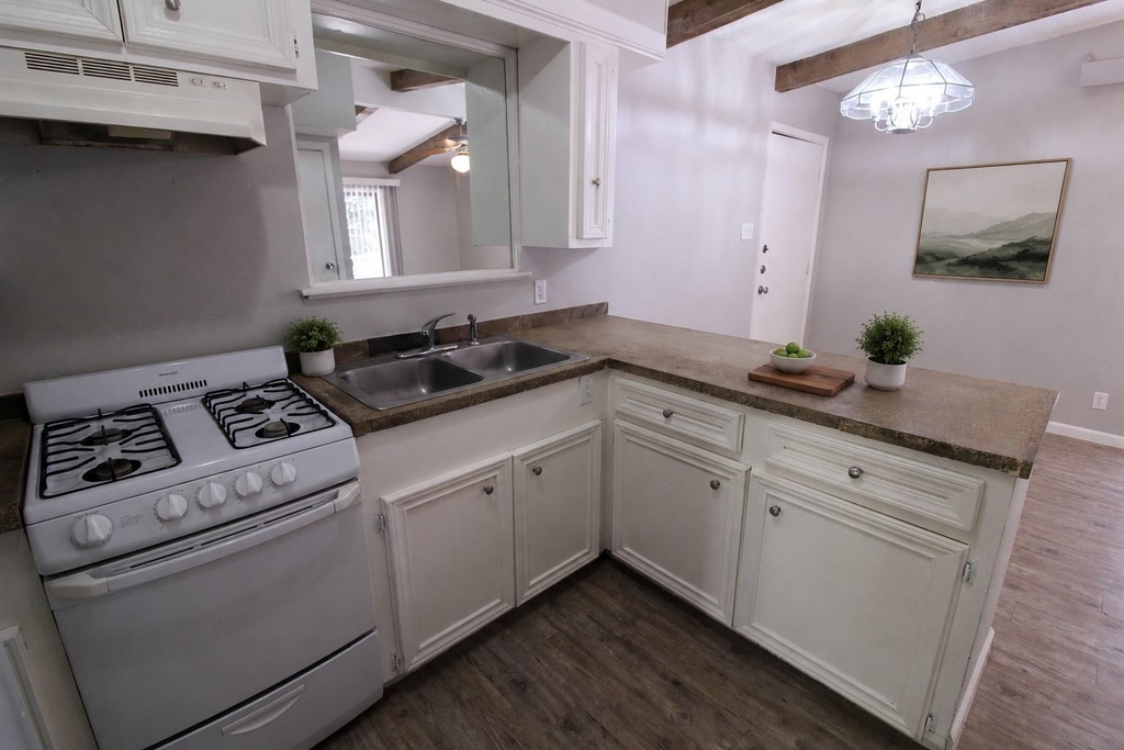300 Franklin Blvd - Photo 2