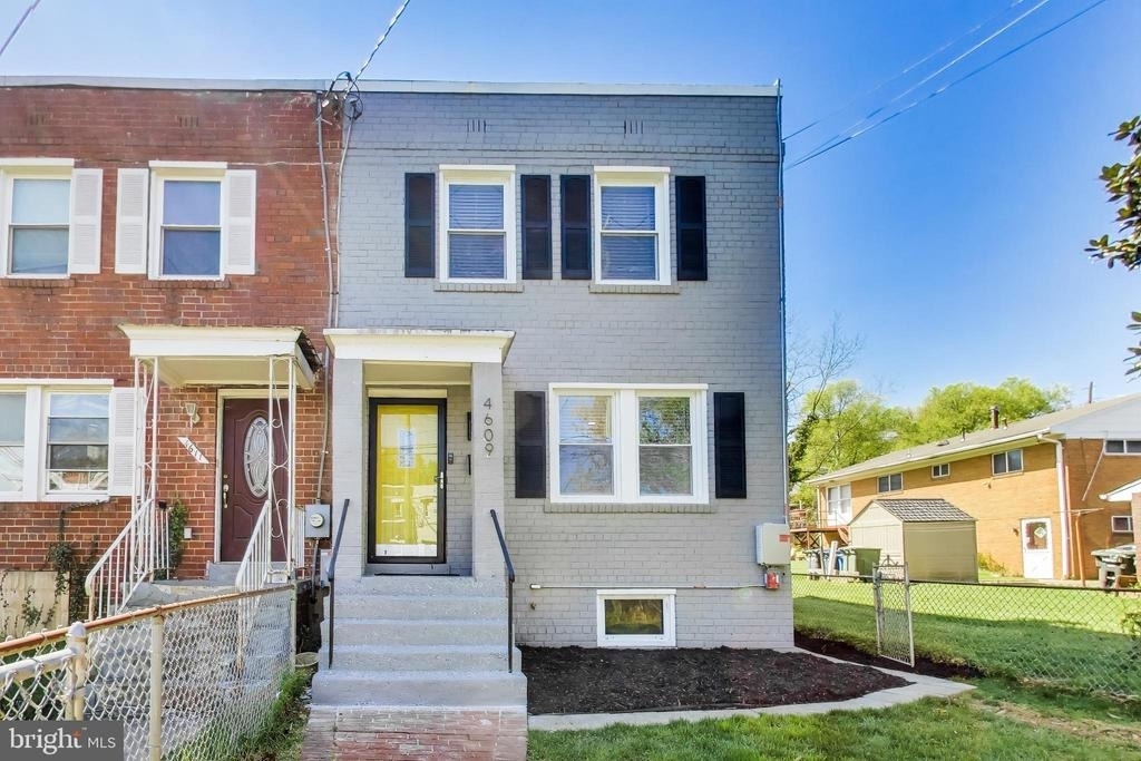 4609 Hillside Road Se - Photo 0