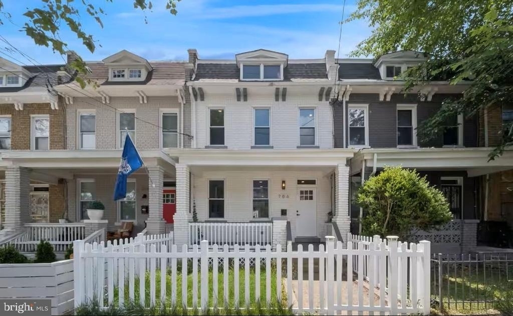 706 Longfellow Street Nw - Photo 0