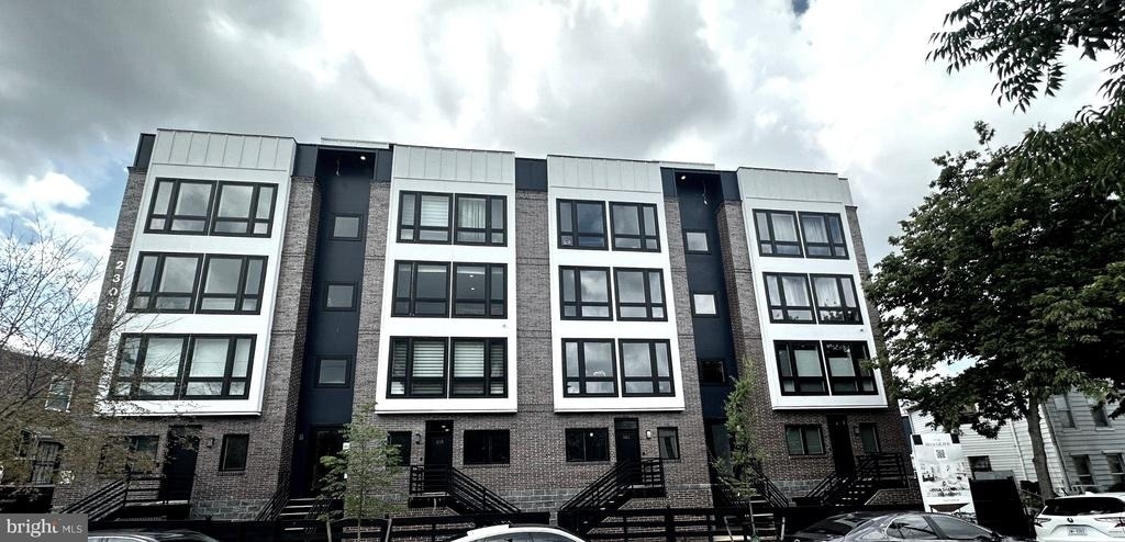 2305 Nicholson Street Se - Photo 0