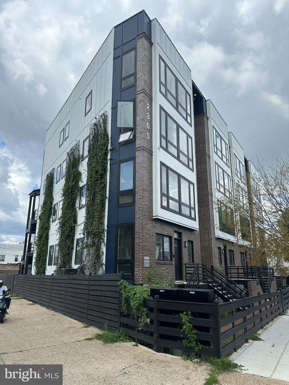 2305 Nicholson Street Se - Photo 3