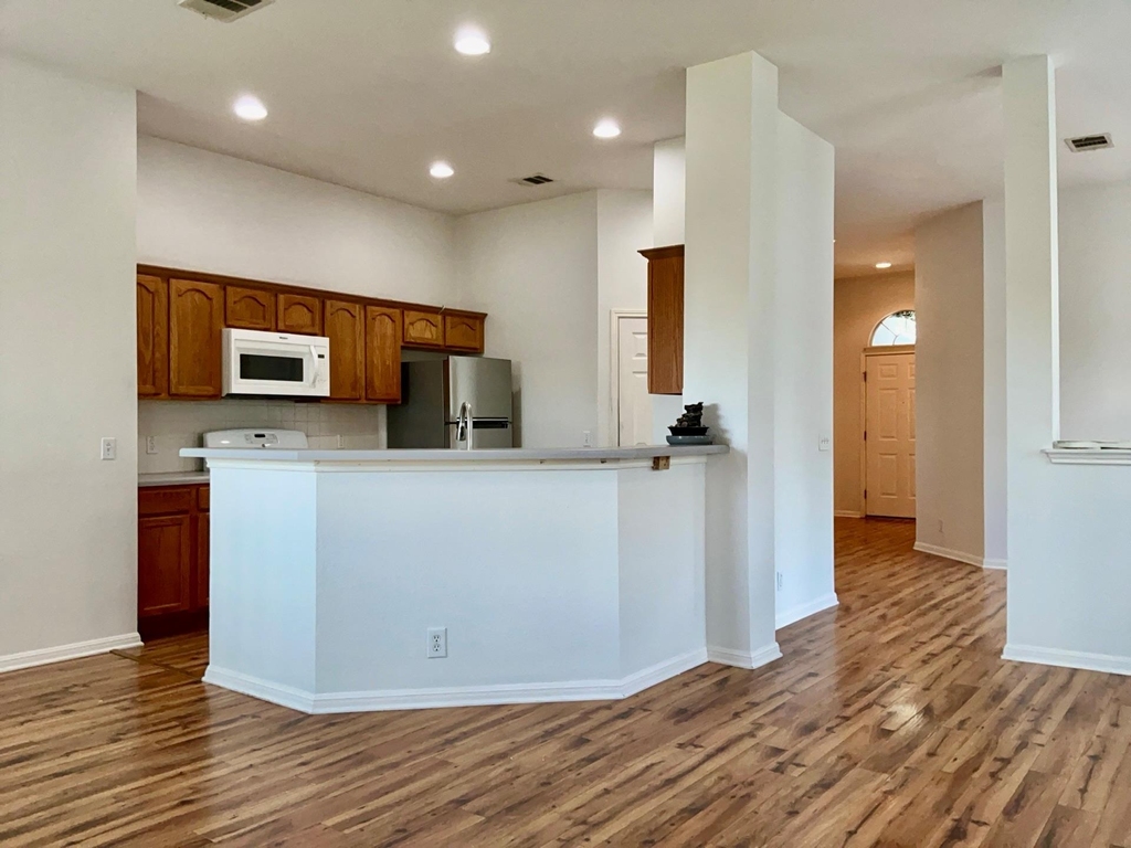 706 Stewart Dr - Photo 4