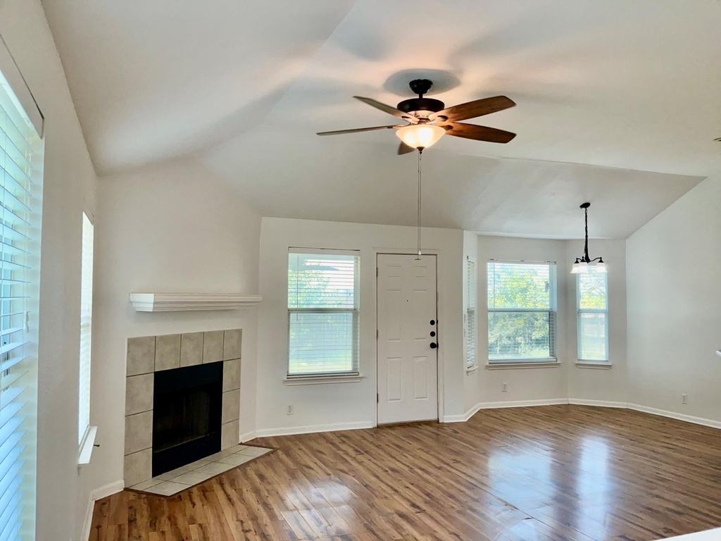 706 Stewart Dr - Photo 3