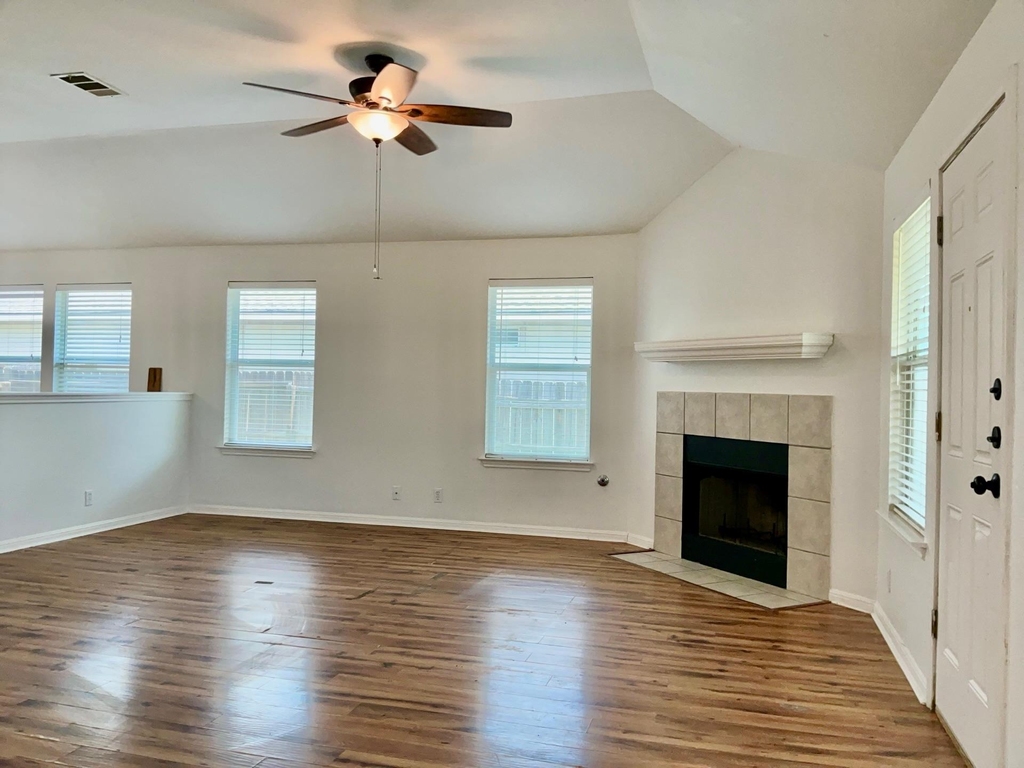 706 Stewart Dr - Photo 2