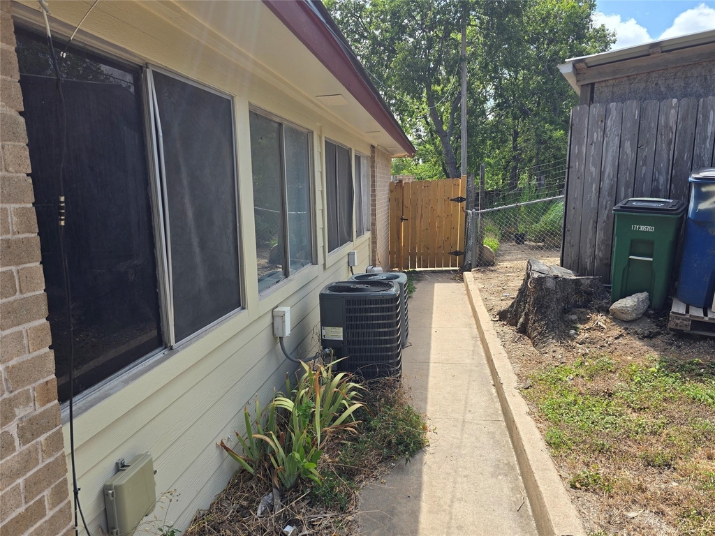 202 Northcrest Cir - Photo 0