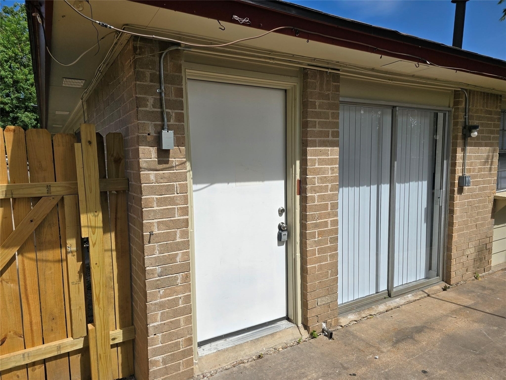 202 Northcrest Cir - Photo 1