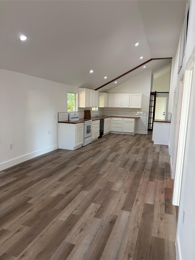 545 W Vaughan St - Photo 2