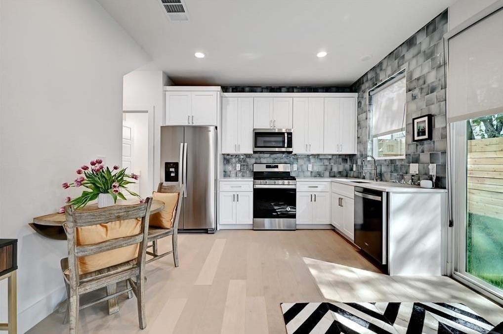 2405 E 11th St - Photo 10