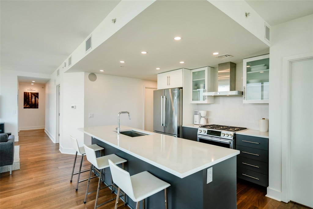 300 Bowie St - Photo 3