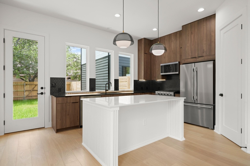 913 Capitol Ct - Photo 11