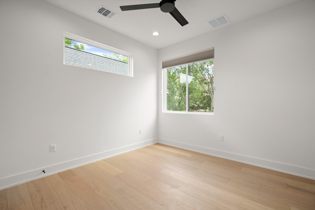 913 Capitol Ct - Photo 23