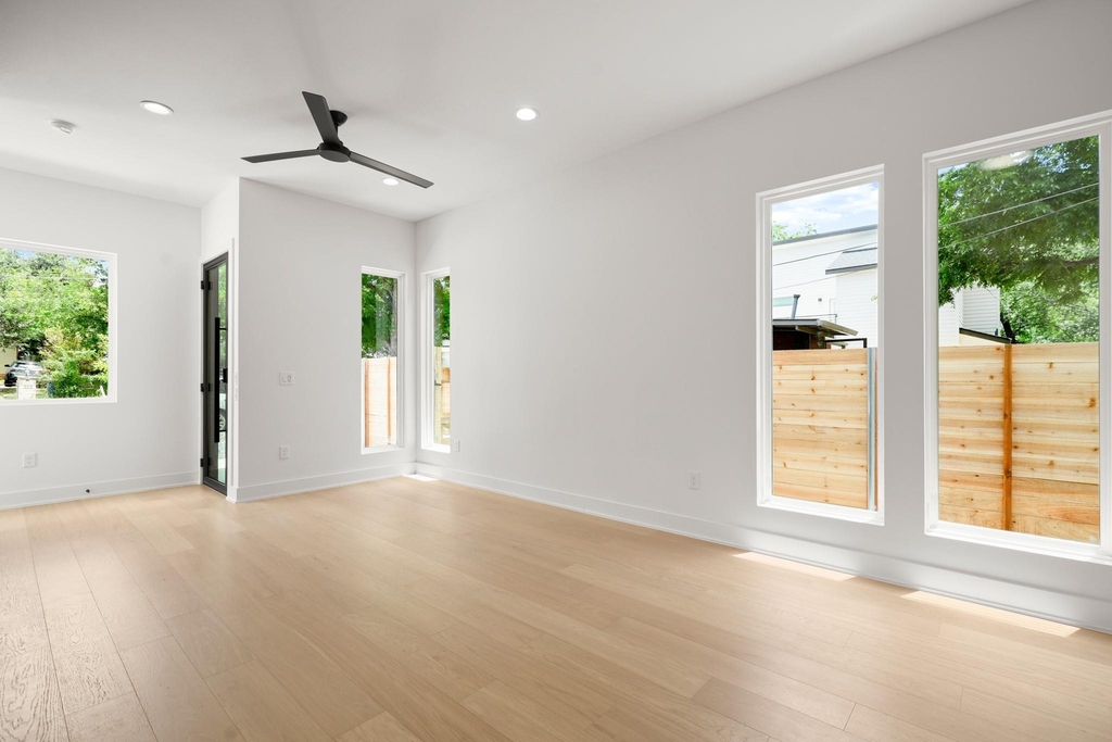 913 Capitol Ct - Photo 10